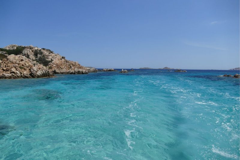 Scia della barca nelle acque turchesi dell’arcipelago della Maddalena