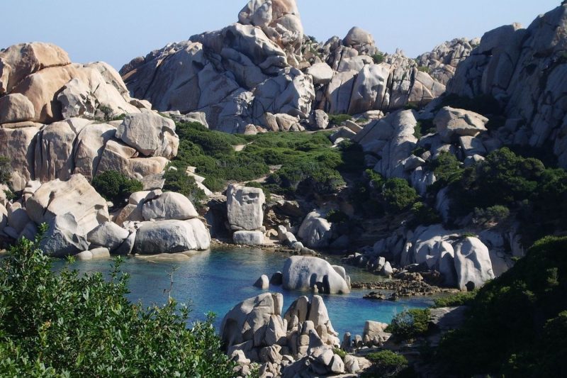 Cala Spinosa a Capo Testa con rocce di granito e acqua trasparente nel nord Sardegna