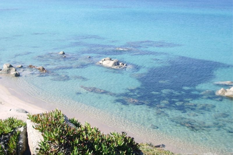 Acqua cristallina e fondali bassi lungo la costa di Monti Russu nel Nord Sardegna