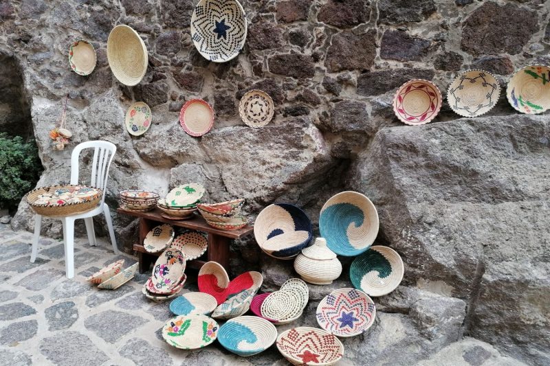 Cestini intrecciati a mano nelle botteghe artigiane di Castelsardo in Sardegna