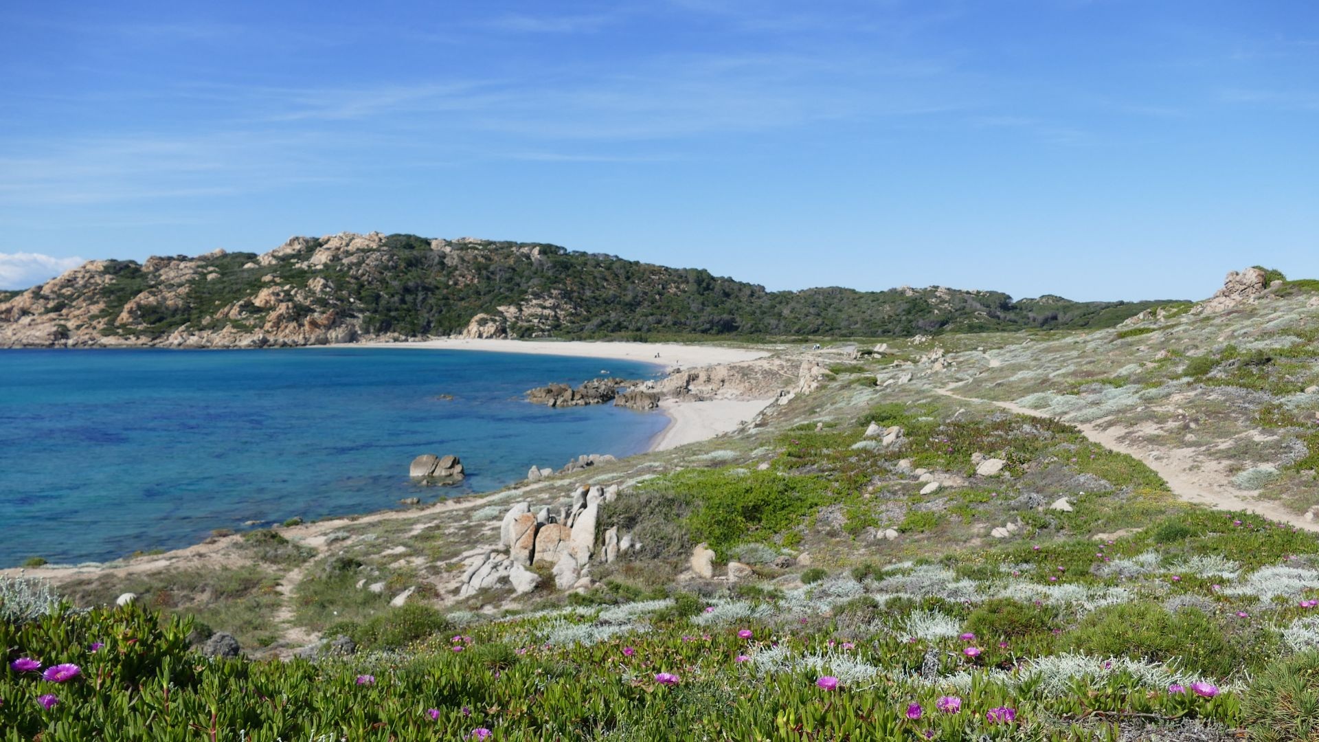 Vista panoramica del Nord Sardegna tra mare e natura lungo la costa di Monte Russu