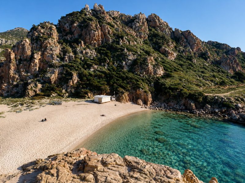Spiaggia di Li Cossi in Costa Paradiso con sabbia rosata, mare trasparente e rocce granitiche