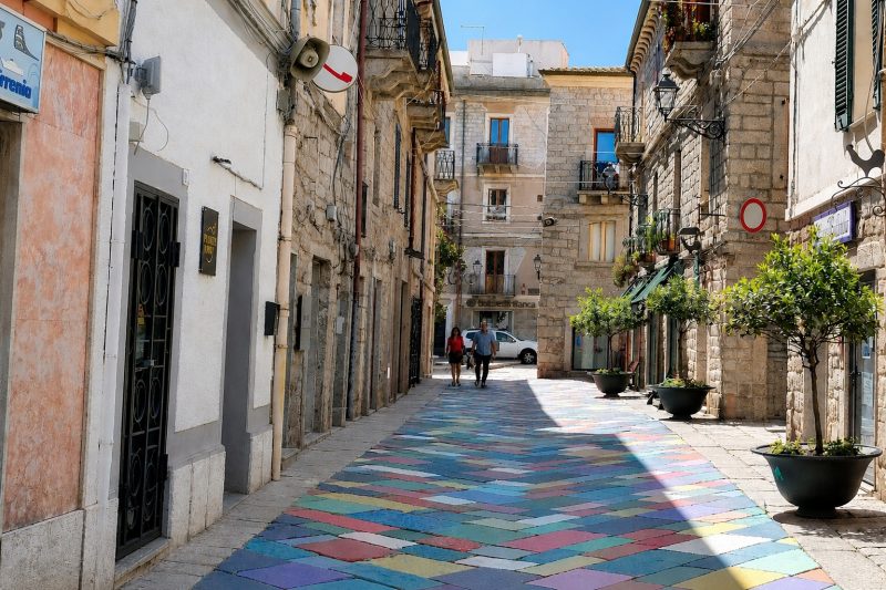 Via Roma nel centro storico di Tempio Pausania, tra granito gallurese e vita cittadina