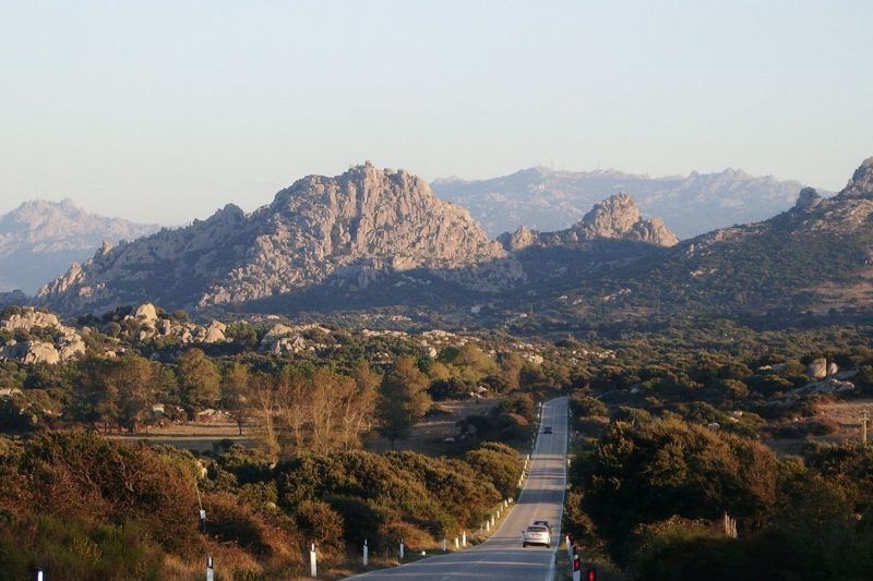 Valle della Luna in Gallura al tramonto con rocce di granito illuminate da luce dorata
