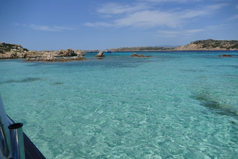 Acque cristalline dell’arcipelago della Maddalena viste dalla barca