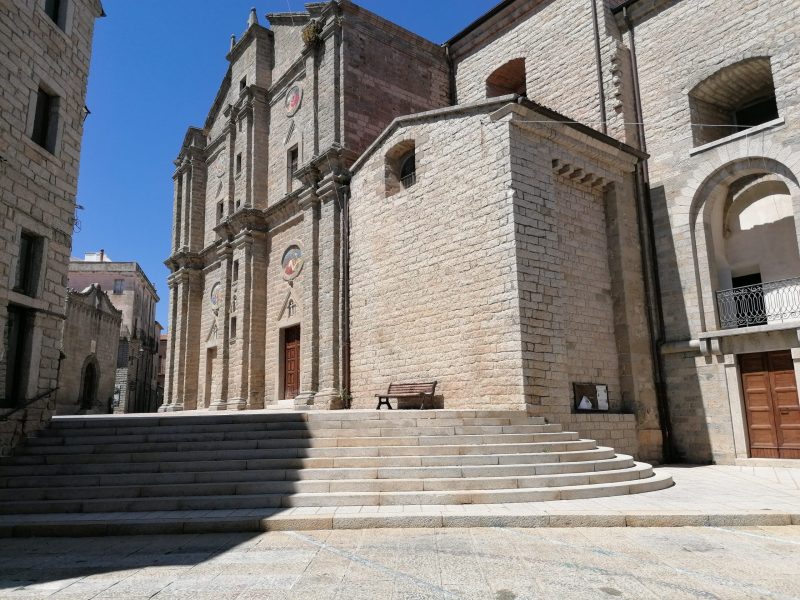 Cattedrale di San Pietro a Tempio Pausania, costruita in granito nel centro storico della città