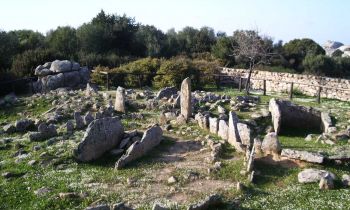 Arzachena, circolo megalitico Li Muri, 45' da Aggius, Sardegna, www.lavignaredda.it